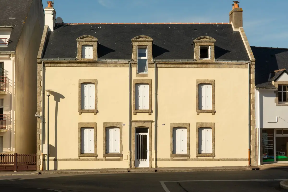 Façade d’une maison girondine traditionnelle dans une rue résidentielle
