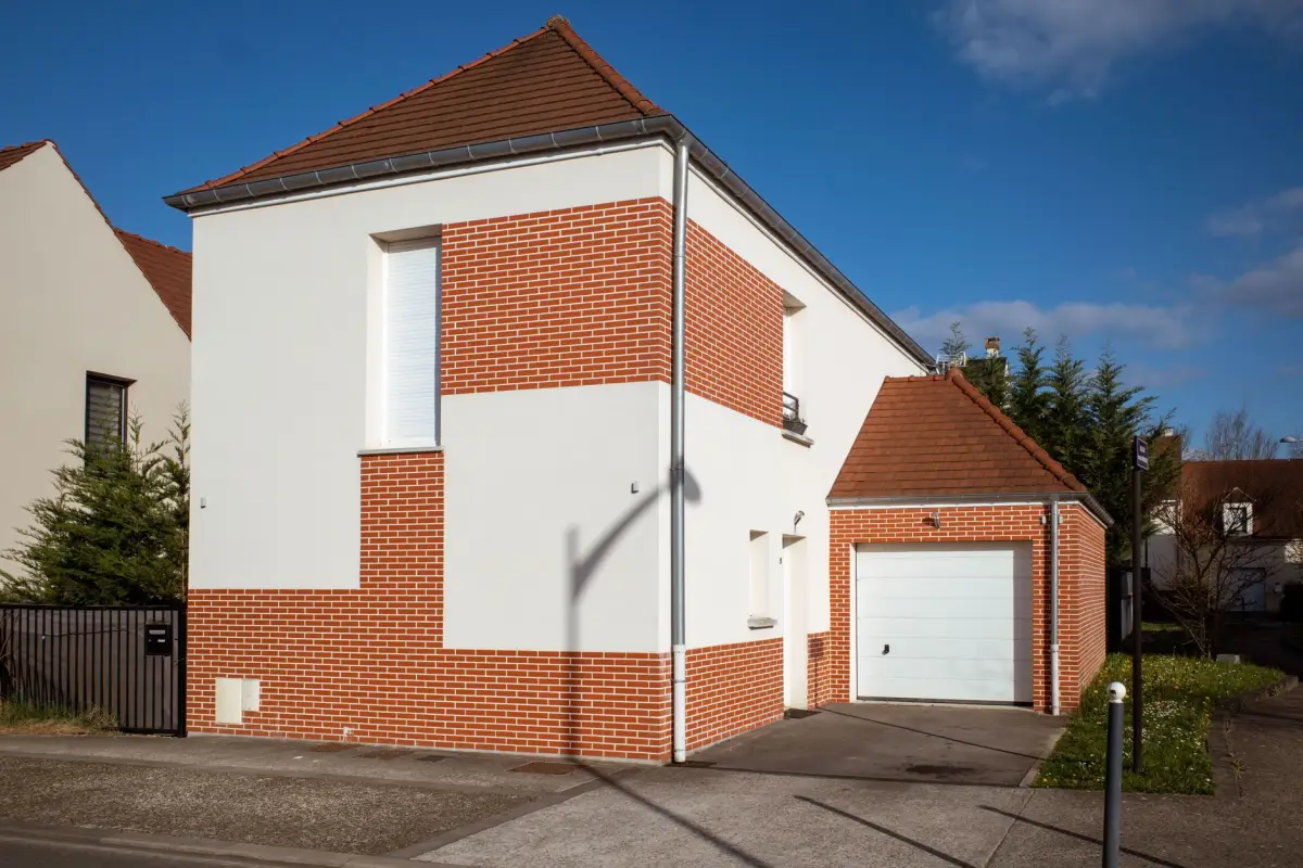 Maison individuelle de plain-pied avec son jardin dans un lotissement