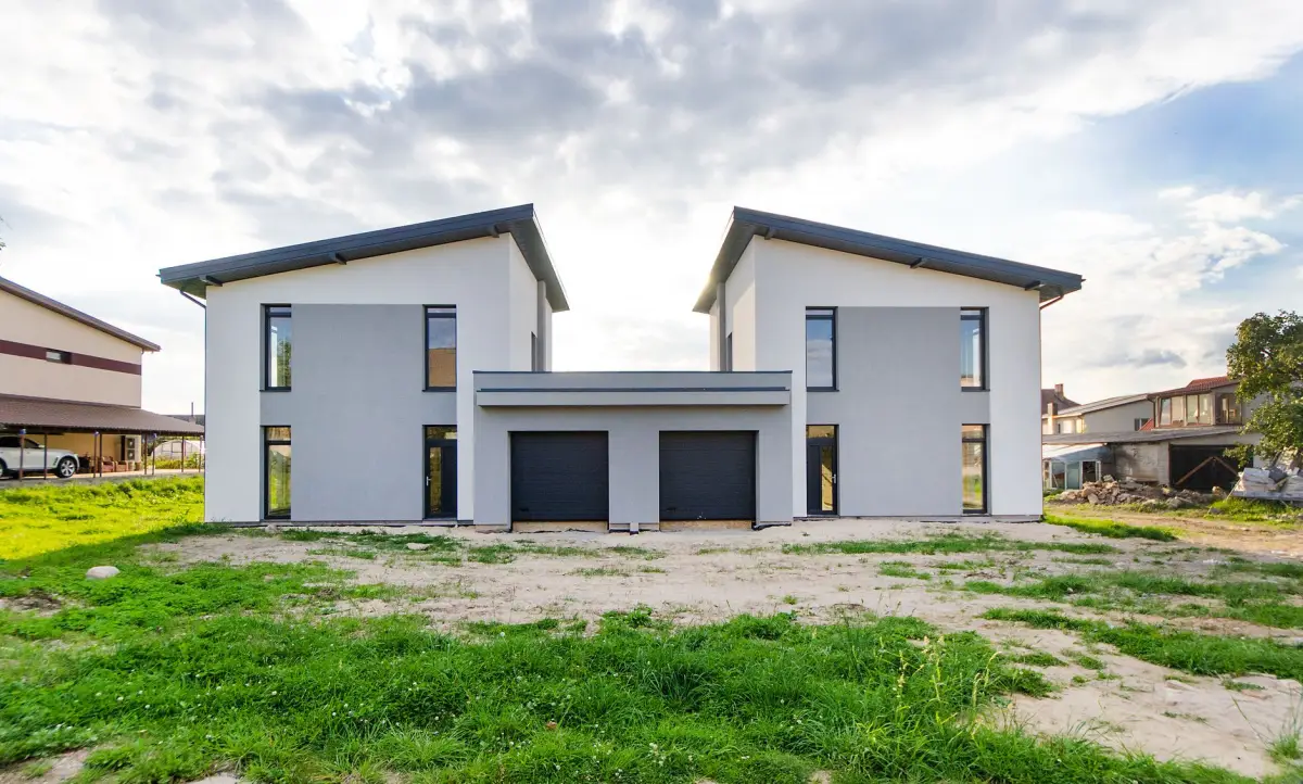 Maison contemporaine à la façade claire dans un quartier résidentiel