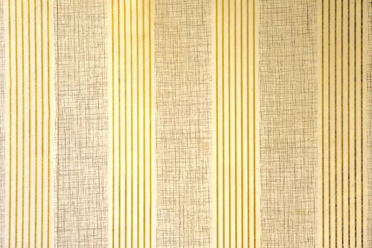 Mur habillé d’un papier peint à motif dans une pièce de vie