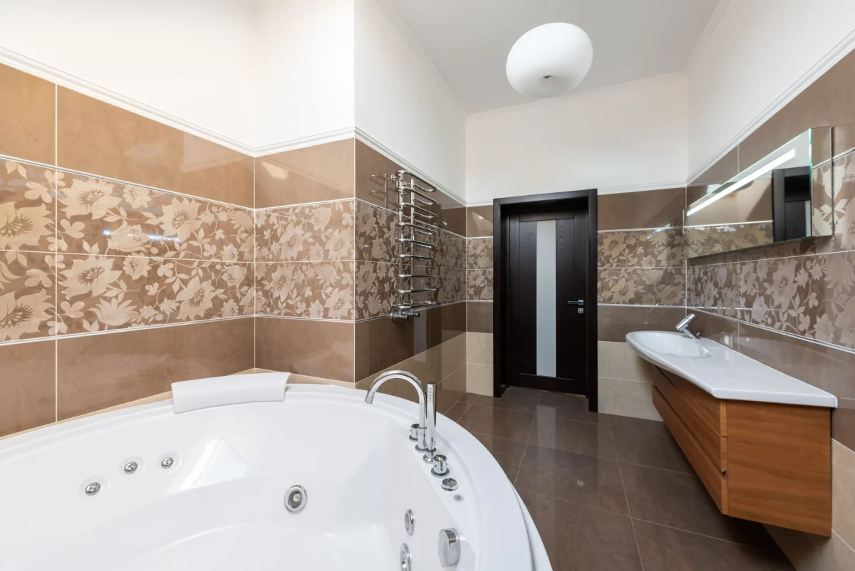 Salle de bains contemporaine aux murs continus sans joint apparent
