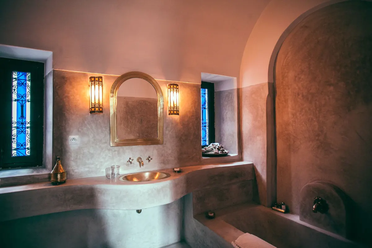 Salle de bains dont les murs sont couverts d'un enduit tadelakt satiné